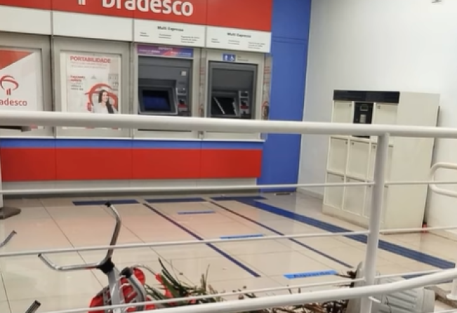 Homem destrói caixas eletrônicos em agência bancária de Auriflama