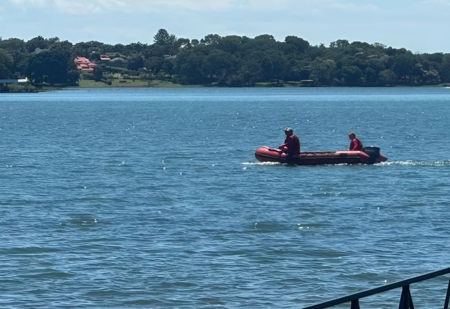 Pescador desaparece após cair em rio e amigo é resgatado por outra embarcação 