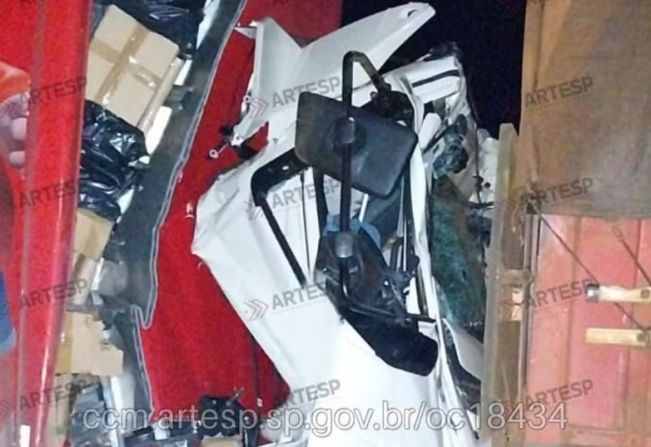 Motorista morre após colisão entre duas carretas em rodovia