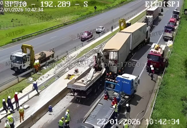 Acidente com engavetamento mata duas pessoas e deixa uma em estado grave em rodovia