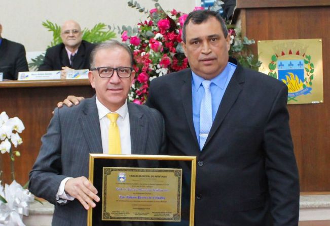 Júnior, prefeito de Guzolândia, recebe título de cidadão auriflamense em sessão solene