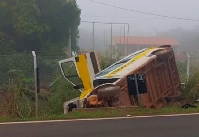 Van escolar tomba após ser atingida por caminhão em estrada vicinal de Jaci