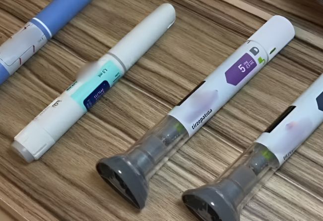 Mulher relata dormência nas mãos e nos pés após aplicar caneta emagrecedora vendida ilegalmente