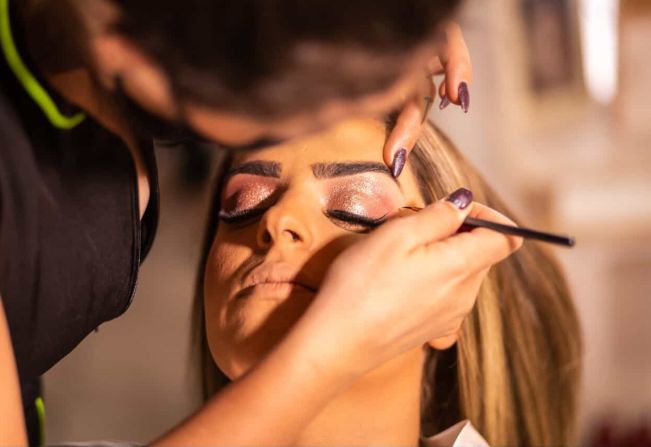 Renomada maquiadora anuncia curso gratuito de maquiagem com vagas limitadas