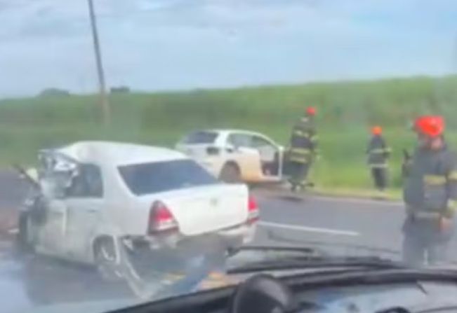 Mulher morre após batida frontal entre carros em rodovia