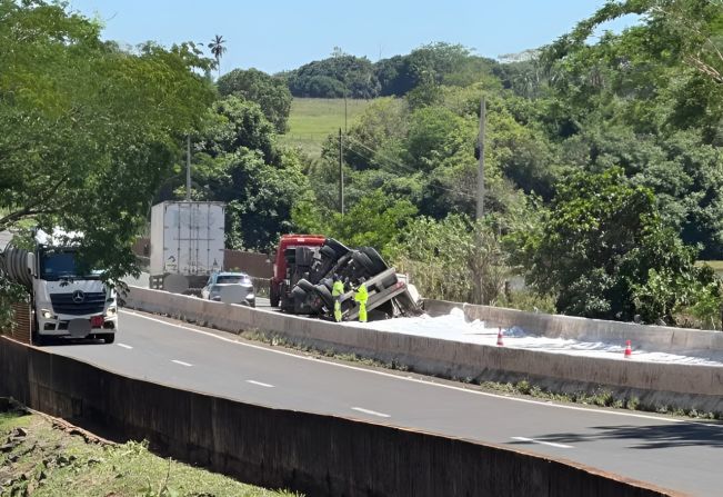 Caminhão com carga de ureia tomba em rodovia da região e causa interdição parcial 