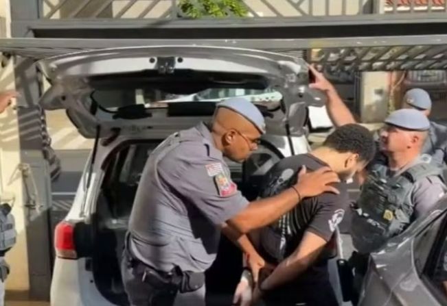 Filho diz à polícia que atacou mãe com facão após discussão por roupas no varal; mulher teve braço amputado 