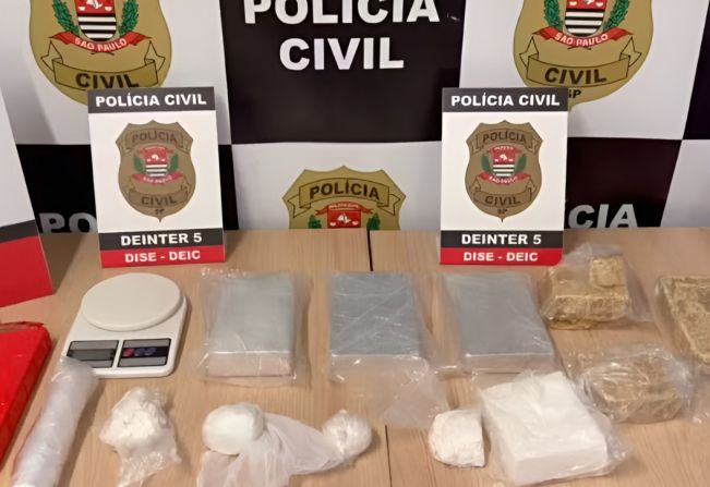 Cozinheira é presa por tráfico de drogas em frente à escola onde trabalhava