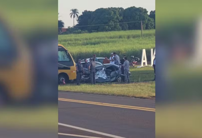 Homem morre em colisão entre carro e ônibus escolar na rodovia Elyeser 