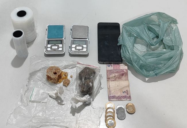 Homem é preso em flagrante por tráfico de drogas após denúncia de briga familiar