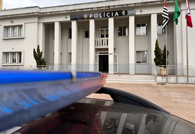 Homem é preso suspeito de esfaquear companheira da mãe na região 