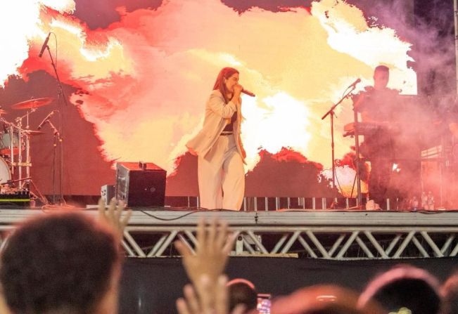 Show com Valeska Mayssa reúne multidão e marca noite inesquecível no Recinto de Exposições