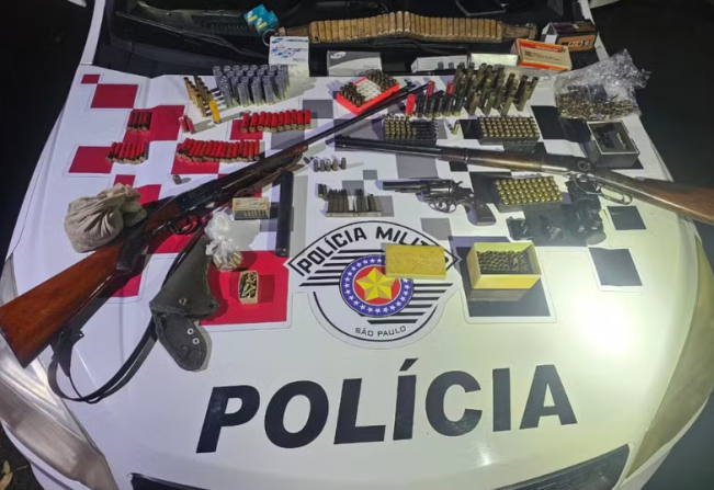 Homem é preso com arsenal em casa após agredir o irmão 