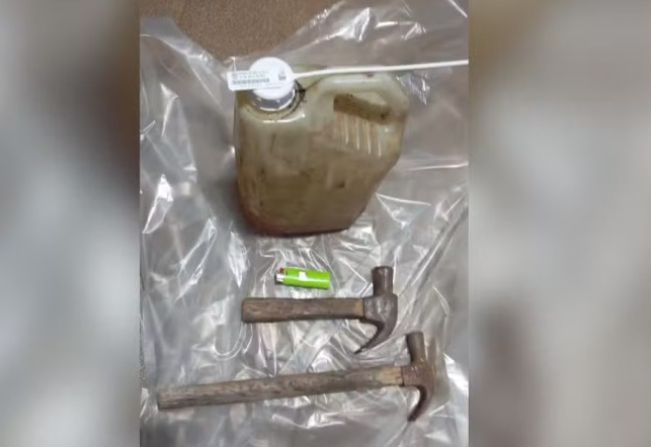 Homem mantém filho de 1 ano refém, ameaça incendiar casa e acaba preso