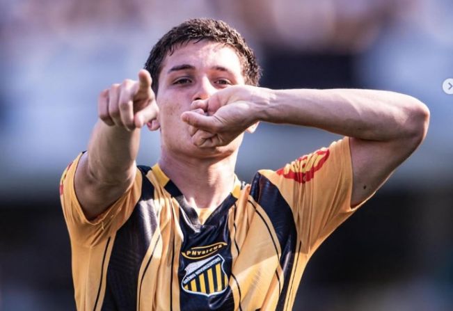 Atleta de Nova Castilho estreia como profissional e marca gol contra o Santos na Vila Belmiro