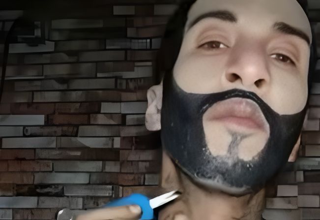 Fã tatua barba para se parecer com Gusttavo Lima e vira alvo de piadas na web