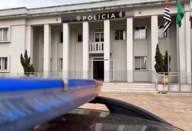 Homem é perseguido por dupla armada, busca abrigo em casa de familiares e acaba baleado