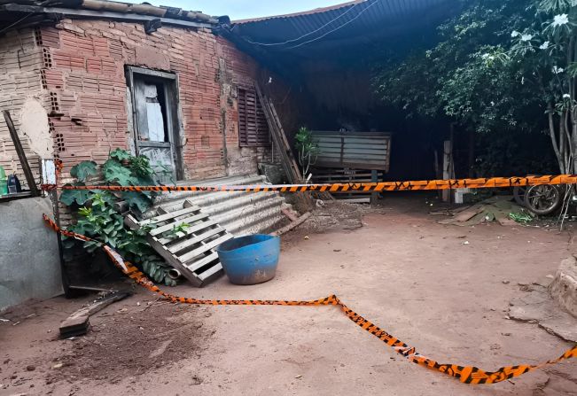 Vendaval arranca telhado de barracão e estrutura é arremessada sobre casas durante forte chuva