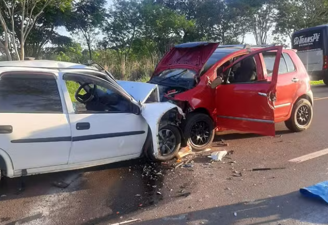 Homem morre e outro fica ferido após dois veículos baterem de frente em rodovia de Pereira Barreto