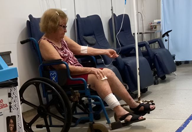 Idosa fica ferida após tropeçar em animal de estimação dentro de casa