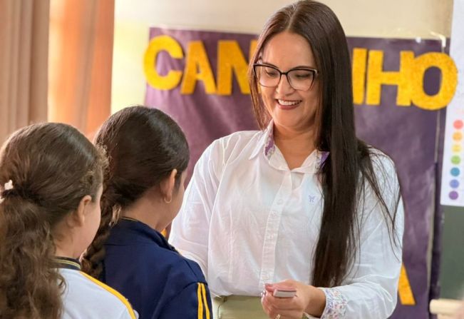 Katia Morita e Ismael entregam ingressos para 1.200 crianças aproveitarem o parque da Festa do Peão 