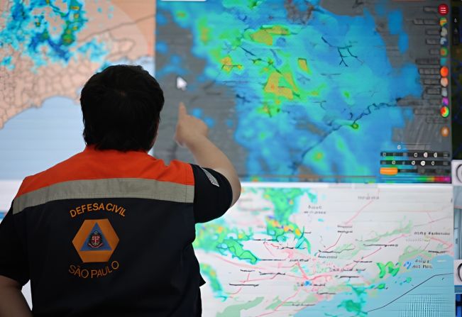 Nova frente fria deve trazer chuva forte, ventania e risco de granizo em São Paulo