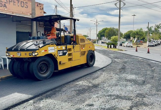 Prefeitura aplica recape grosso na avenida João Rodrigues Fernandes 