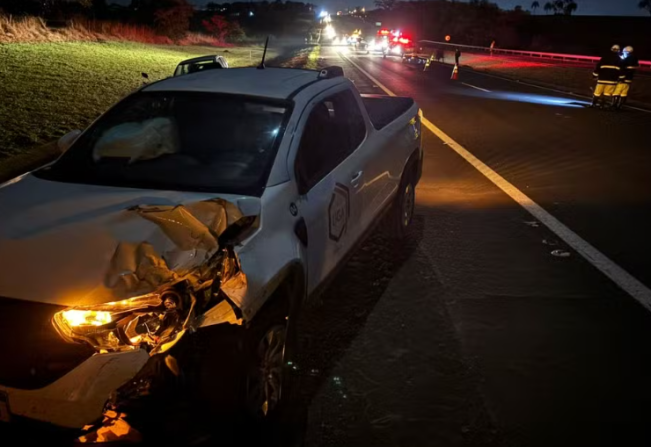 Mulher morre atropelada após colisão entre moto, picape e ônibus