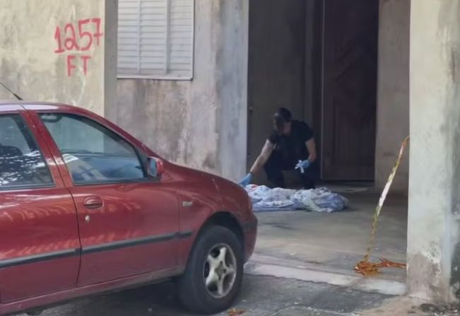 Mulher morre após ser baleada dentro de casa na presença dos filhos; suspeito está preso