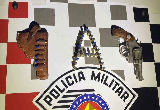 Homem é preso por posse ilegal de arma após ameaças à companheira em Guzolândia 