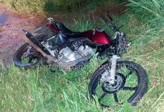 Motociclista morre após cavalo invadir pista da SP-215