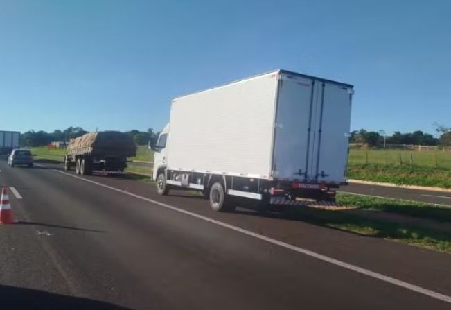 Motociclista morre após passar por retrovisor na pista, cair e ser atropelado em rodovia 