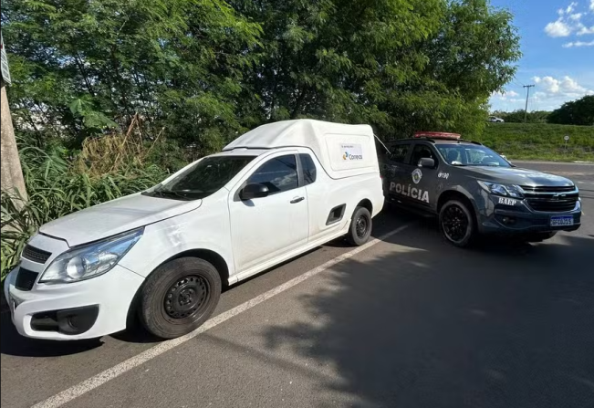 Dois homens são presos após roubarem veículo e carga dos Correios; mercadoria era transportada em carriola