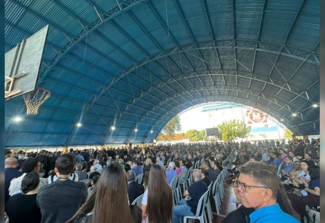 Mais de 3 mil pessoas acompanham velório de menina de 12 anos que morreu após cabelo ficar preso em ralo de piscina