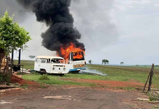 Micro-ônibus da Prefeitura é destruído por incêndio suspeito em terreno público