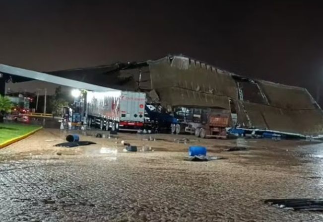 Estrutura de posto desaba e carros são arrastados por enxurrada durante temporal no noroeste paulista