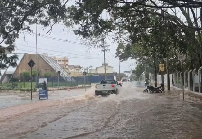 Chuva forte provoca alagamentos, invade casas e mobiliza resgate de moradores