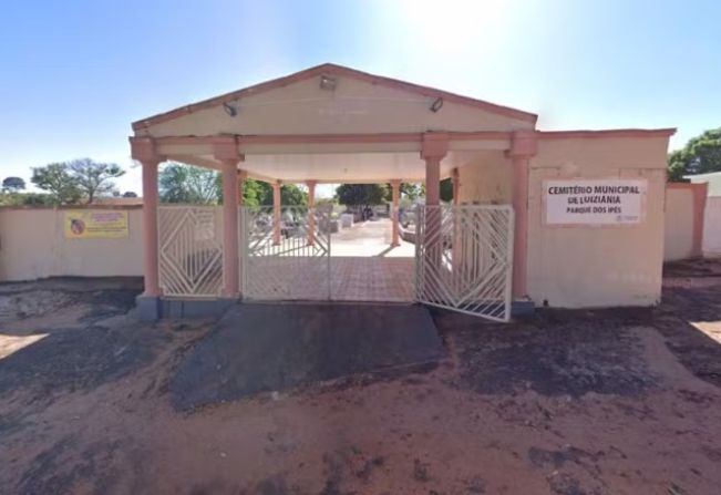 Ossada e restos de cabelo são encontrados dentro de saco de lixo em área externa de cemitério