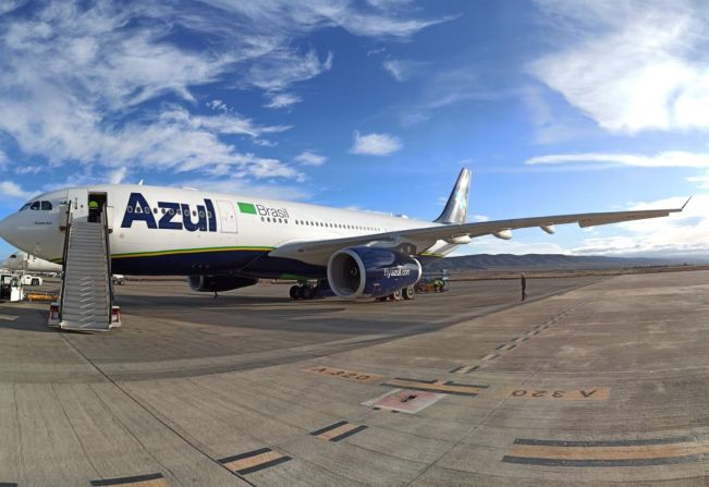 Justiça condena Azul a indenizar passageiros por atraso de mais de 10 horas em voo