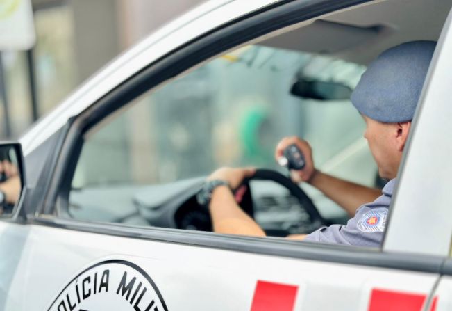 Homem é preso após agredir idoso com chutes na cabeça durante desentendimento familiar em Guzolândia