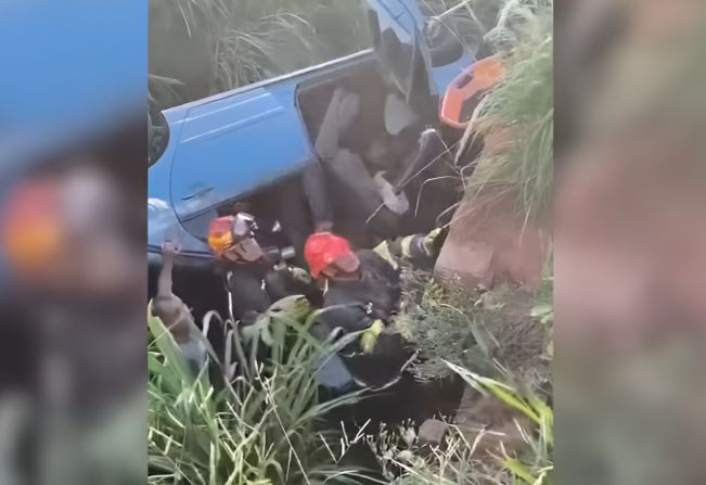 Carro cai em boca de lobo e deixa cinco feridos em rodovia da região