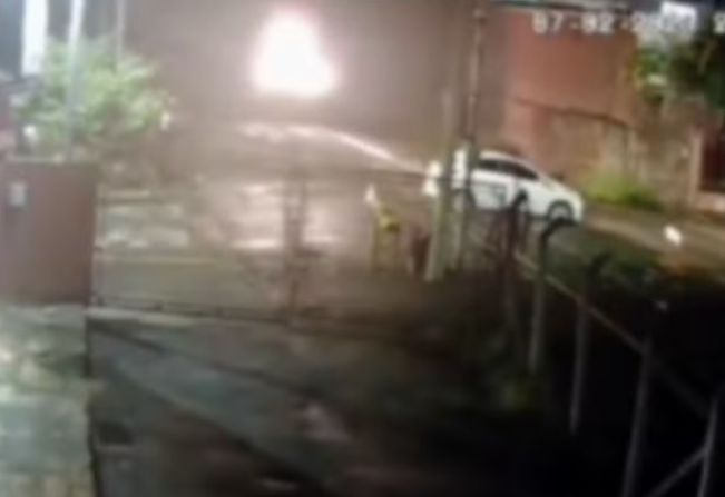 Carro é arrastado por trem após falha mecânica em passagem de nível