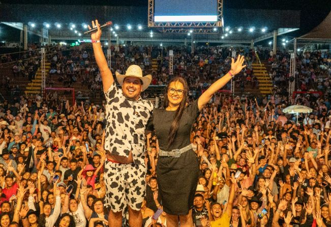 Abertura da Festa do Peão leva multidão ao Recinto de Exposições em Auriflama