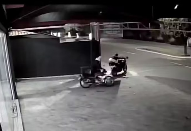 Homens são flagrados invadindo loja e furtando motos em Santa Fé do Sul