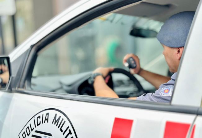 Homem é preso após esfaquear vítima em bar e tentar fugir em Guzolândia