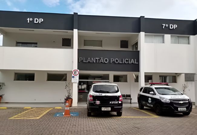 Menino de 11 anos dispara acidentalmente contra outra criança ao manusear arma do pai