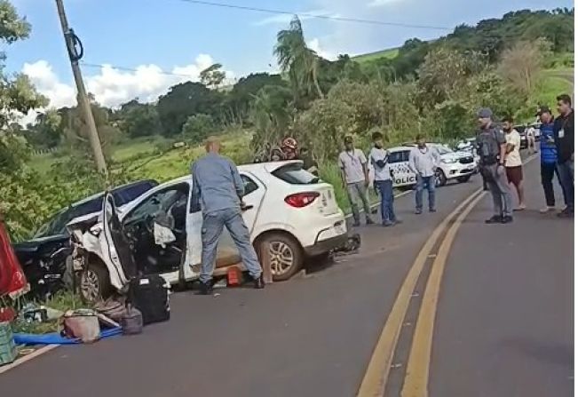 Colisão entre carro e caminhonete deixa um morto e feridos em Vicentinópolis